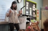Kara Northern, a 1st-grade teacher at Jody Richards Elementary School (Warren County), asks her students a question about light and shadows as she stands in the light of a classroom projector. Photo by Bobby Ellis, Oct. 17, 2016