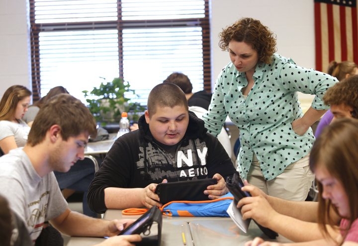 Alicia Emmick helps sophomore Austin Thompson use the Quizlet app in her human and cultural geography class while they prepare for final exams at Frederick Fraize High School (Cloverport Independent). Photo by Amy Wallot, May 10, 2013