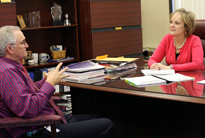 Laura Arnold talks with David Horseman, an administrative field consultant, about the Technology Centers That Work initiative. Photo by Tim Thornberry, March 26, 2015