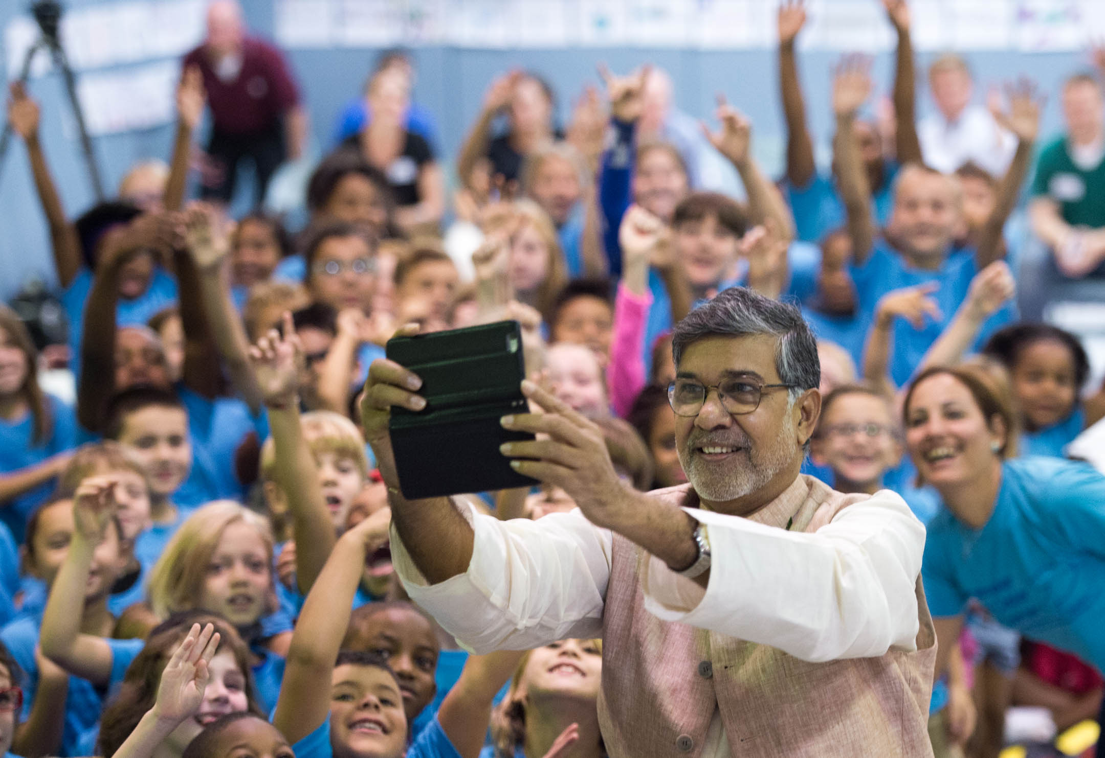 Nobel Peace Prize winner Kailash Satyarthi takes a selfie with students with students at Maxwell Elementary (Fayette County). Photo by Bobby Ellis, Sept. 23, 2016