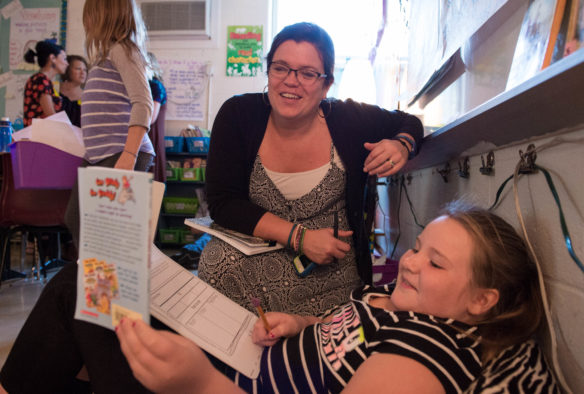 Alison Teegarden, an instructional coach at North Pointe Elementary (Boone County), talks to Trinity Vaught, a 3rd-grader at Grandview Elementary (Bellevue Independent) as she does independent reading during a lesson using the workshop model, one of the four pillars of the Bellevue Classroom approach. Photo by Bobby Ellis; Nov. 2, 2016