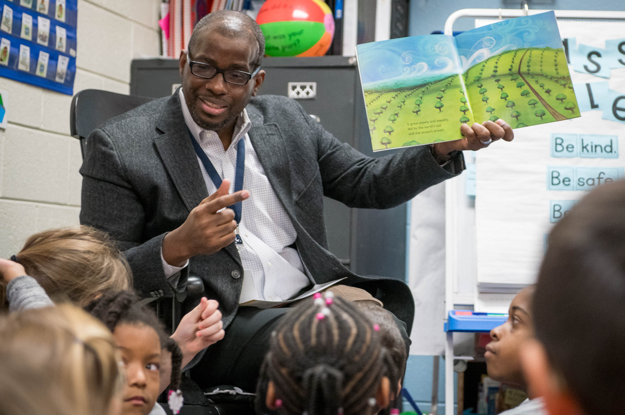 Emmanuel Caulk, the Fayette County superintendent, shows a picture from the book "An Orange in January" to Kelly Middlebrooks' 1st-grade class. Photo by Bobby Ellis, Jan. 24, 2018