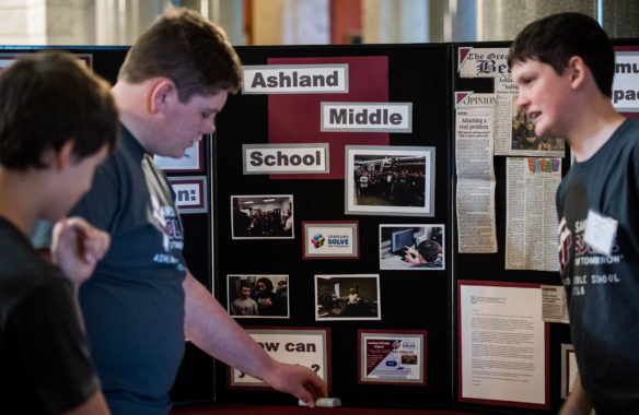 Ashland Middle School students set up their booth at the KVEC Showcase in the Capitol Rotunda. Photo by Bobby Ellis, March 6, 2018