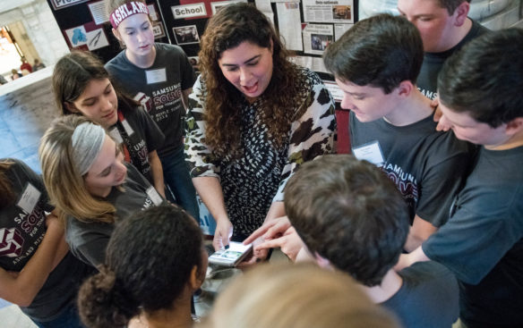 Michele Mosa, of Samsung, shows Ashland Middle School students the best place to find a pizza during their upcoming trip to New York. Photo by Bobby Ellis, March 6, 2018