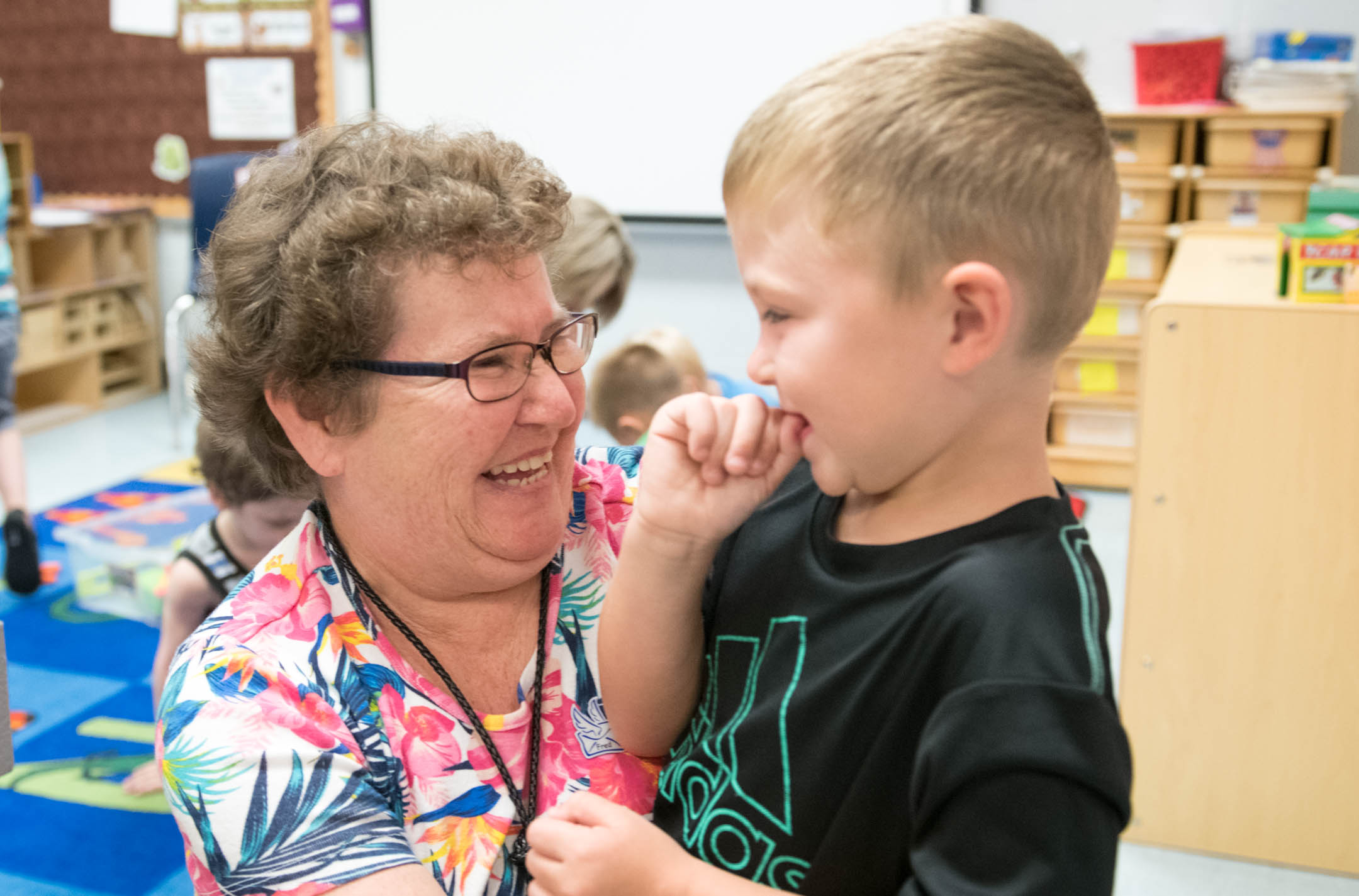 Rita Renfrow, a preschool classroom assistant at North Butler Elementary (Butler County), hugs Aiden Justis during class. Renfrow, who began working at the school as a volunteer, received the 2018 Fred Award from the Kentucky Association of School Administrators. Photo by Bobby Ellis, Aug. 27, 2018