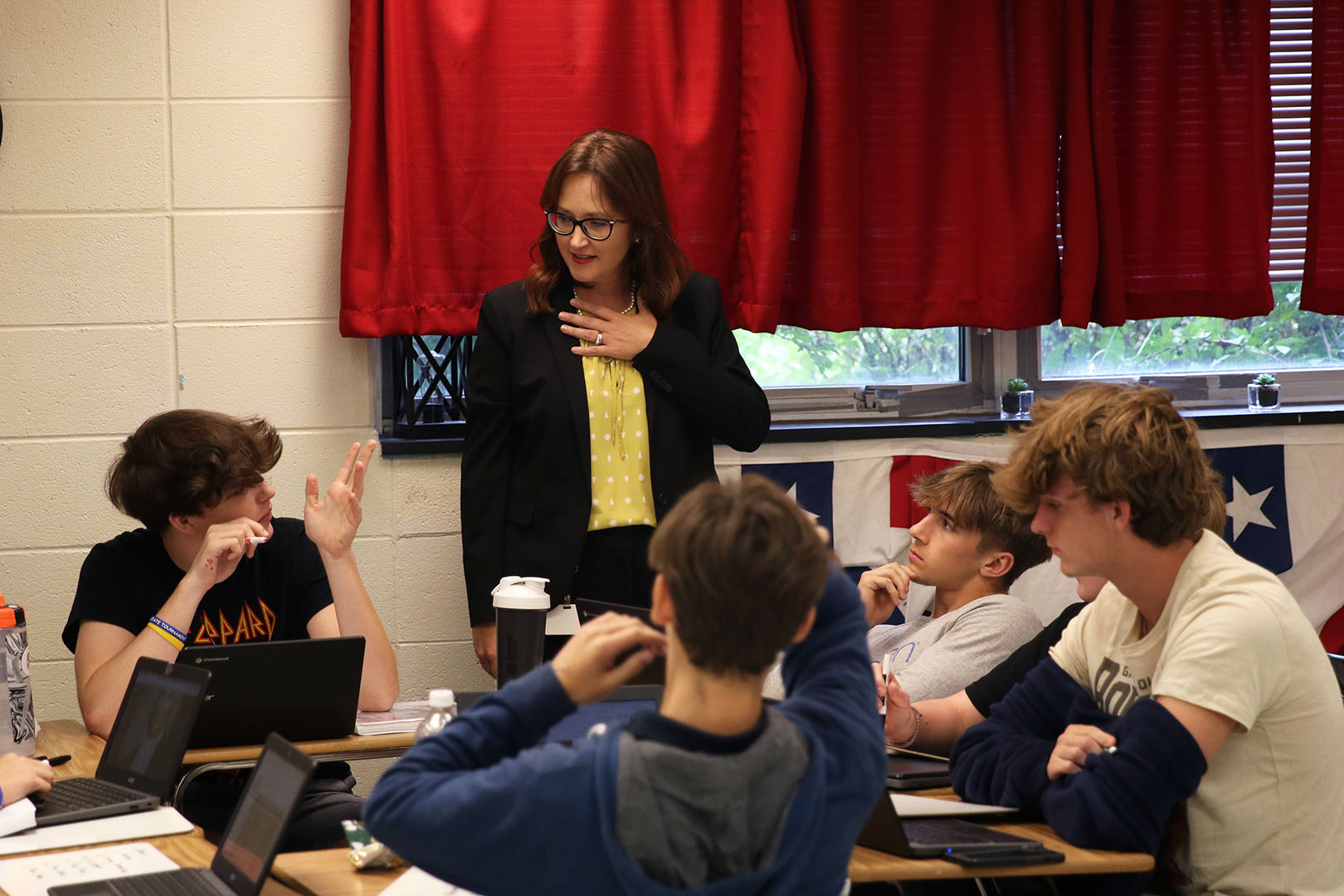 A picture of Amber Sergent talking to a group of student in her classroom.