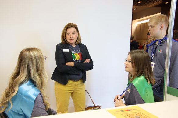 Robin Kinney speaks with a group of students