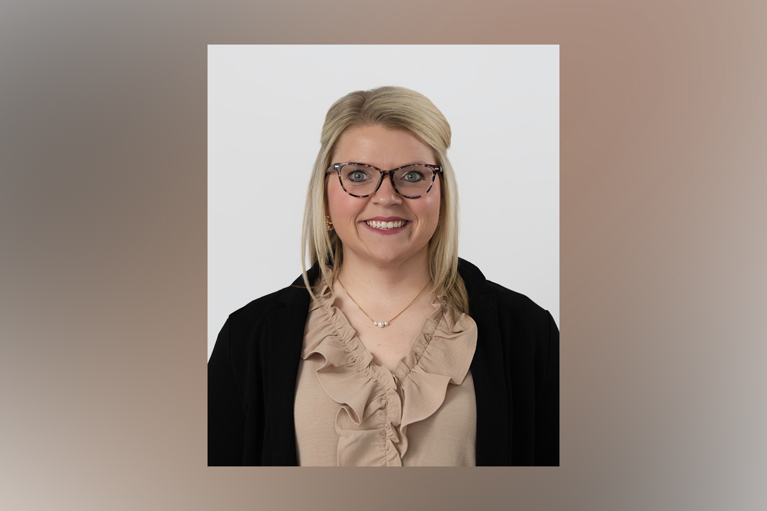 headshot of Erin Arnett